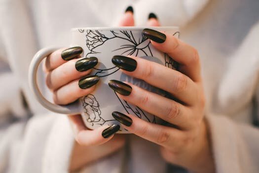 Uñas verano 2025: las 15 tendencias en colores y diseños que arrasan esta temporada